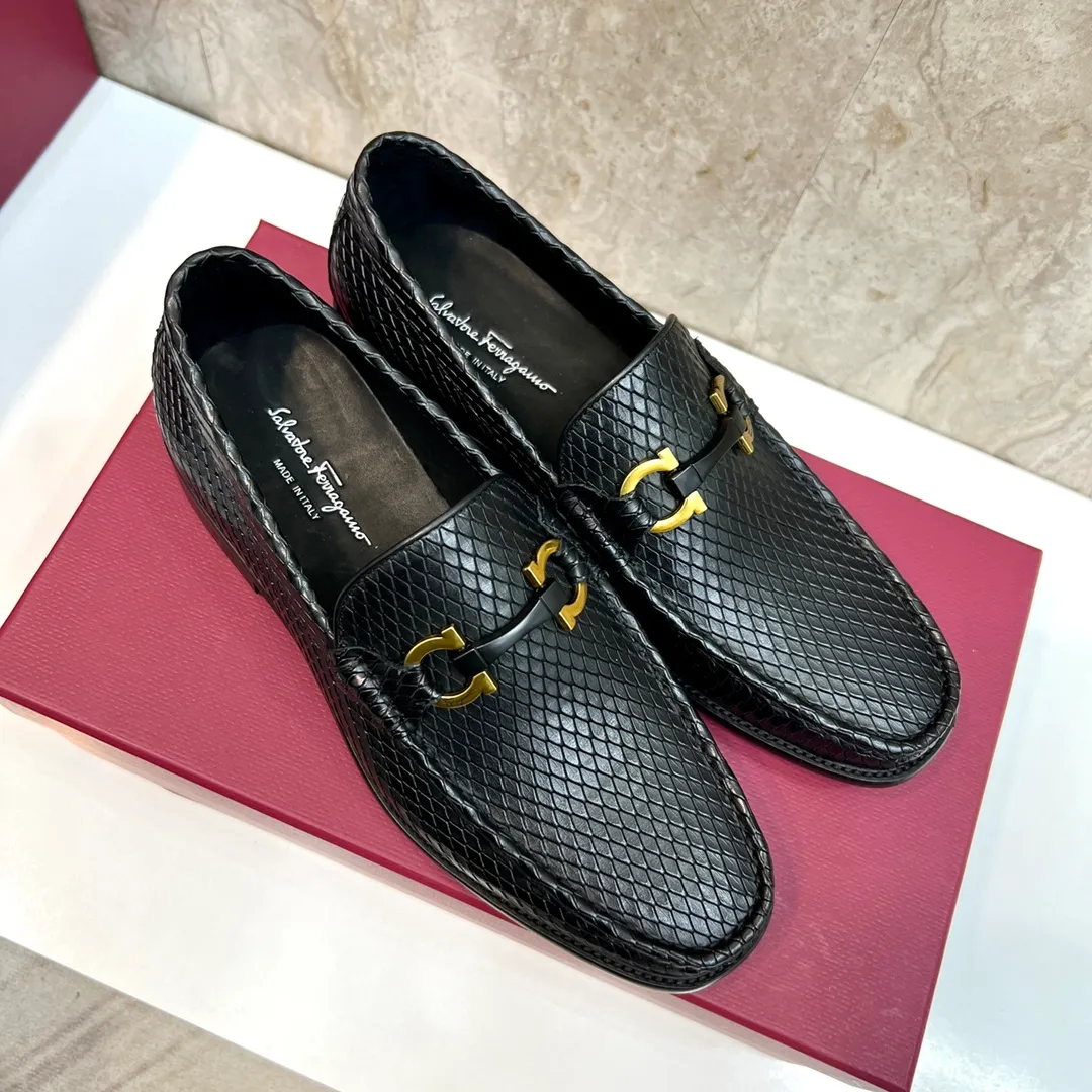 Original quality P580 Brand: Ferragamo Standard size: Men's size 38/44 (45 can be customized) Grade: Same style as the official website High-quality men's shoes Material: Customized first-layer calfskin with water-dyed cowhide lining Cowhide tiptoe Original non-slip and wear-resistant rubber outsole Style category: Men's formal business leather shoes Young and fashionable European and American trends British style Casual matching Comfortable feet Color: Actual picture